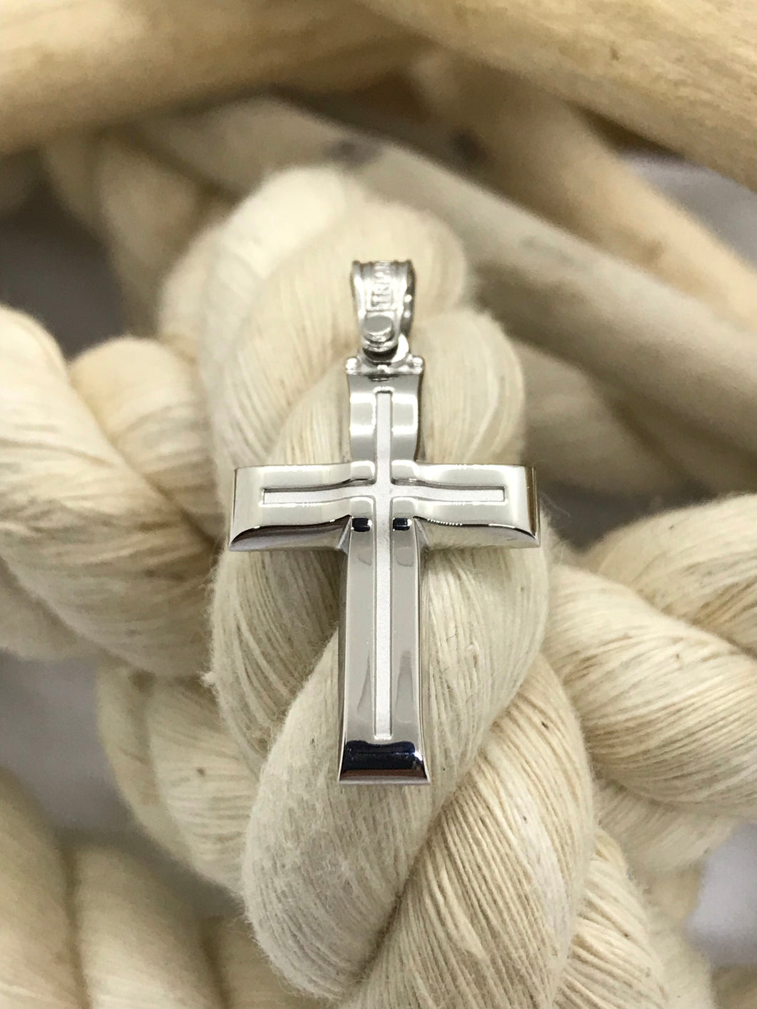 Trianto White Gold Cross 9